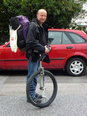 Mit dem schweren Rucksack geht es los Mit dem schweren Rucksack geht es los