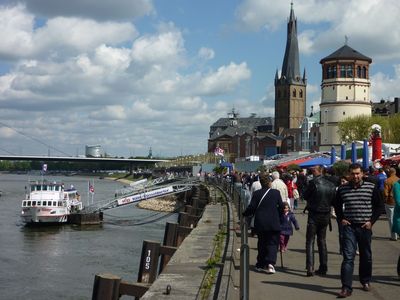 Gedränge am Rheinufer Gedränge am Rheinufer