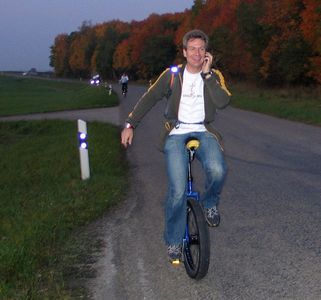 Beim Einradfahren telefonieren.... Beim Einradfahren telefonieren....