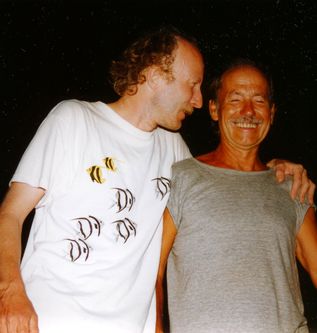 Er lacht immer noch (gezwungen) Er lacht immer noch (gezwungen)