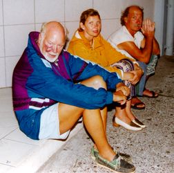 Leonhard, Vera und Karl warten bis der Regen aufhöhrt Leonhard, Vera und Karl warten bis der Regen aufhöhrt