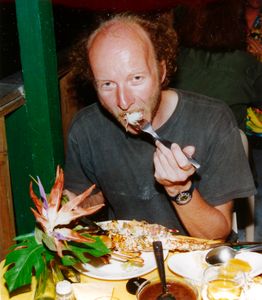 Charly beim Langusten essen Charly beim Langusten essen