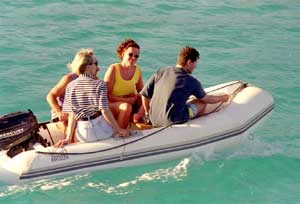 Mit dem Dinghy gehts an Land Mit dem Dinghy gehts an Land