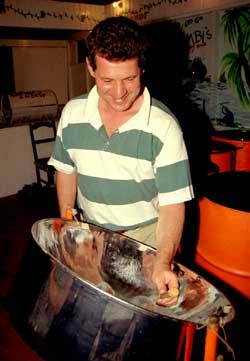 Robert an der Steeldrum Robert an der Steeldrum