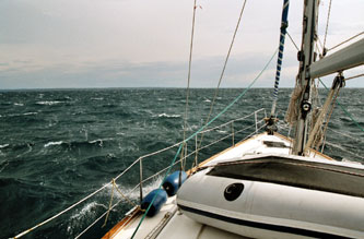 mit dem Motor gegen Wind und Wellen mit dem Motor gegen Wind und Wellen