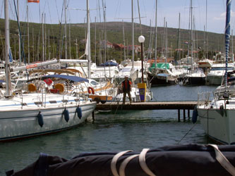 Mit dem Heck voran in die Lücke am Steg Mit dem Heck voran in die Lücke am Steg