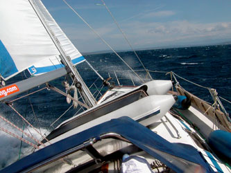 Das Wasser spritzt über den Bug Das Wasser spritzt über den Bug