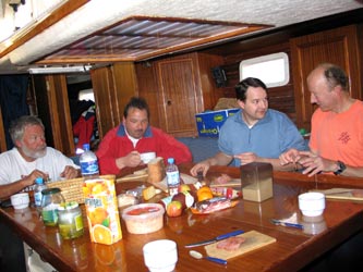 Frühstück an Bord der ROYANA Frühstück an Bord der ROYANA