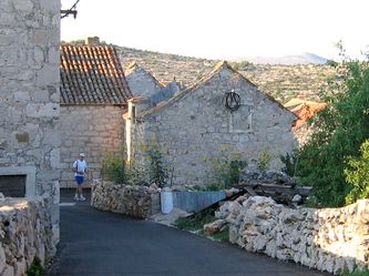 Durch den Ort KAPRIJE Durch den Ort KAPRIJE