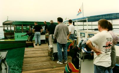 Wir werden mit dem Dhoni abgeholt Wir werden mit dem Dhoni abgeholt