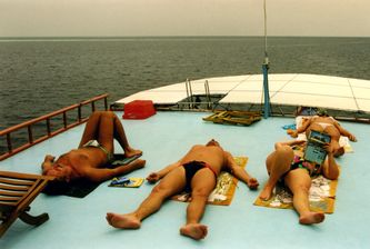 Faul am Sonnendeck. Faul am Sonnendeck.